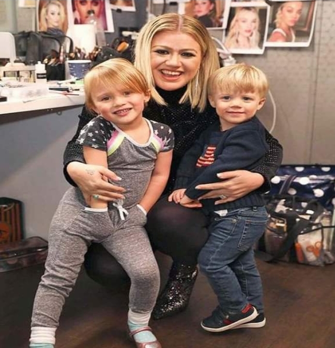 Kelly Clarkson is a mother who spanks her kids if they don’t behave