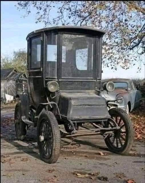 Electric car from 1910. The Detroit Model D could travel 340 km at a maximum speed of 32 km/h, a normal speed for the time.